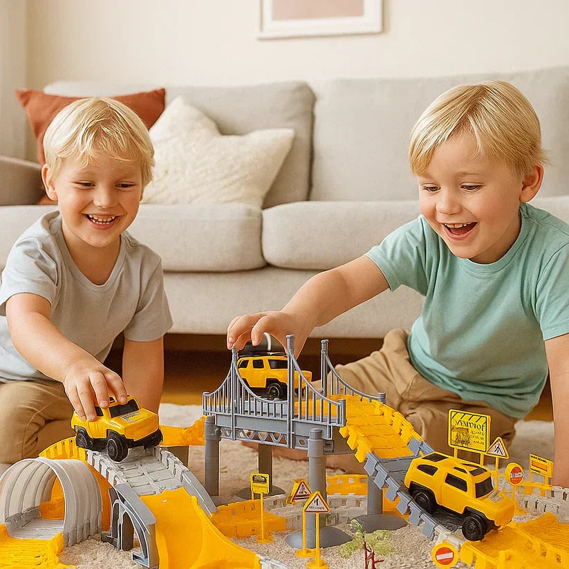 Crianças brincando felizes com pista de carros de brinquedo amarela e veículos infantis em sala