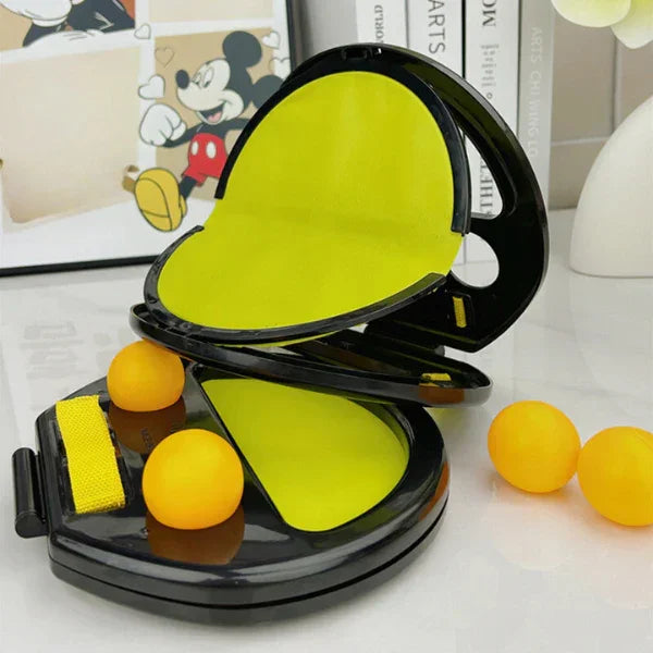 Brinquedo infantil de engenhosidade com alças pretas, superfície amarela e bolas laranja