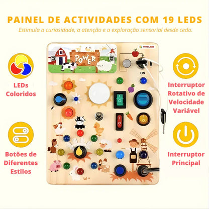 Painel de atividades infantil educativo, com 19 LEDs coloridos, botões variados e ilustrações de animais de fazenda.