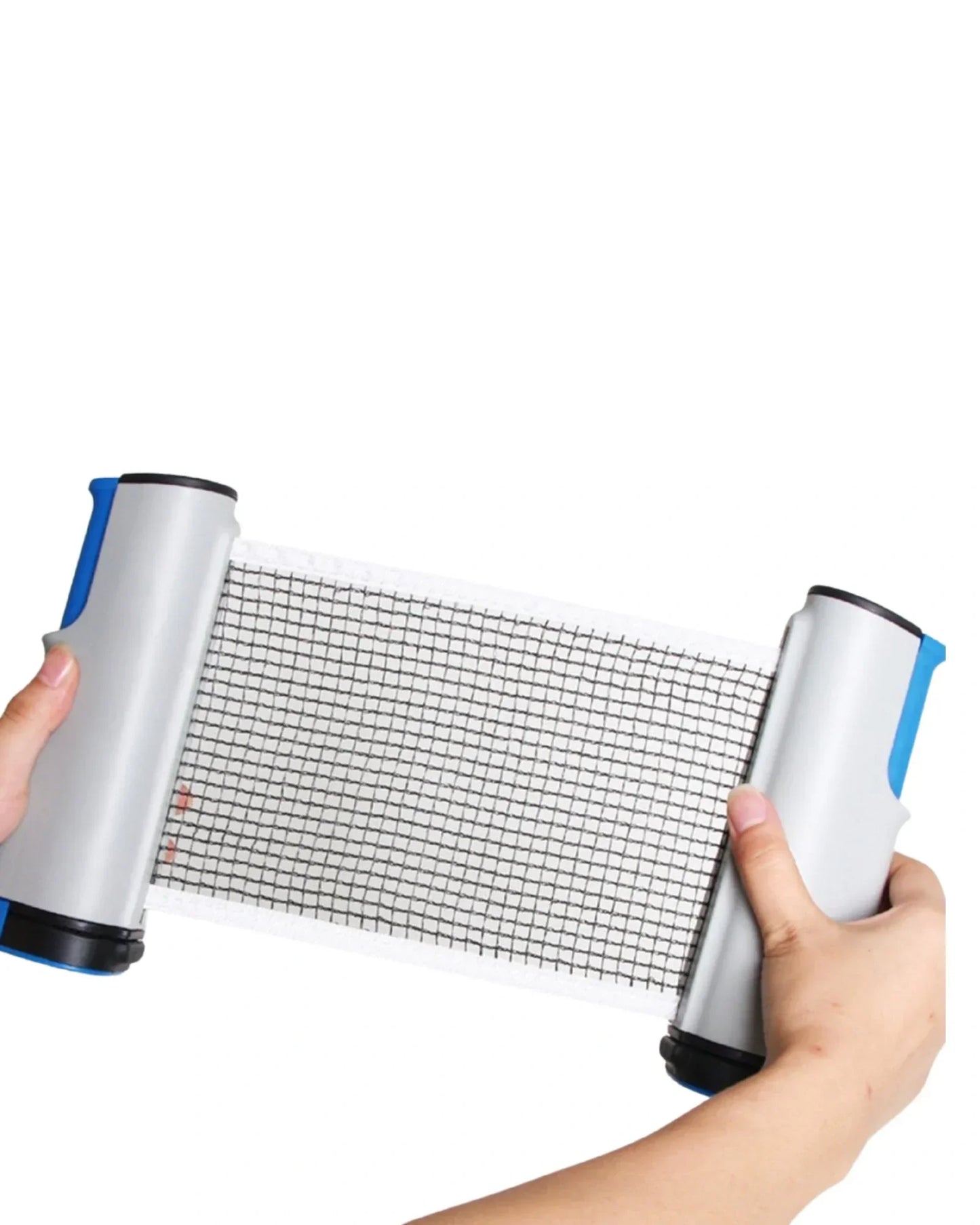 Rede portátil de tênis de mesa sendo segurada por duas mãos, ideal para jogos infantis.