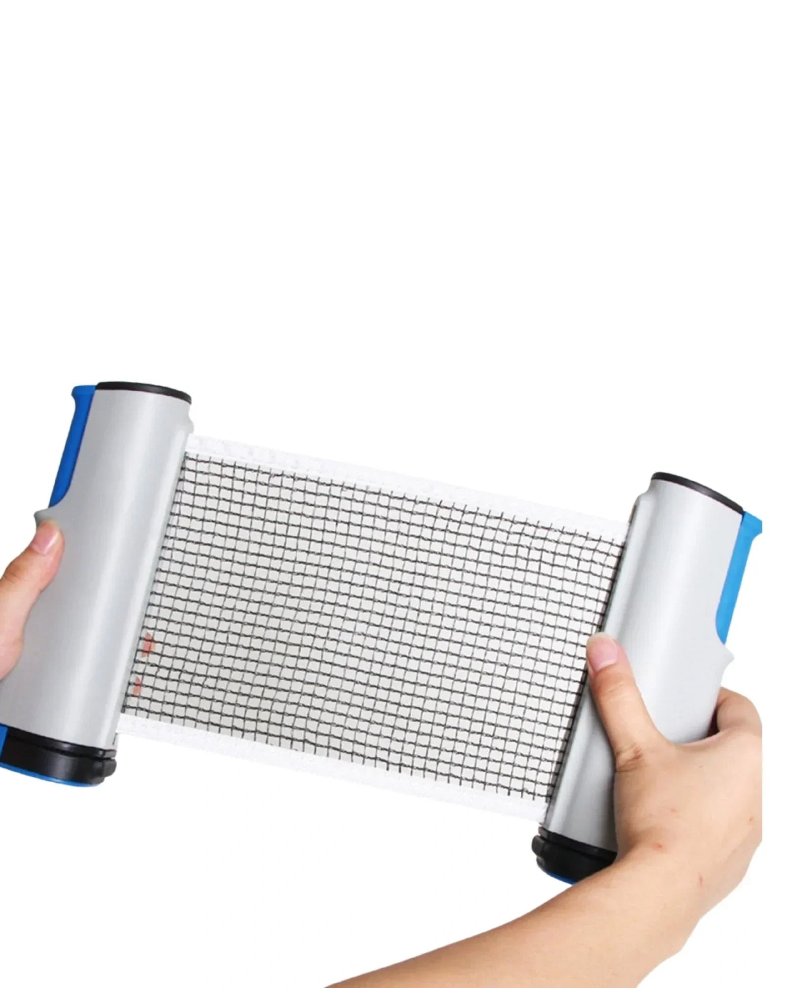 Rede portátil de tênis de mesa sendo segurada por duas mãos, ideal para jogos infantis.