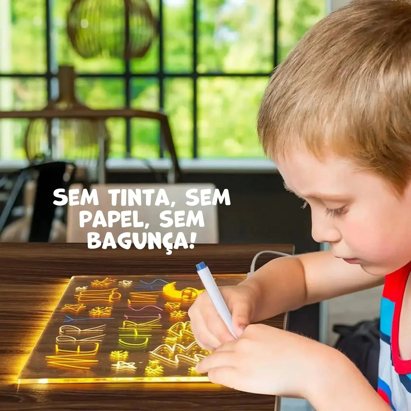 Criança desenhando em quadro mágico infantil com luz LED em mesa, brinquedo criativo educativo.