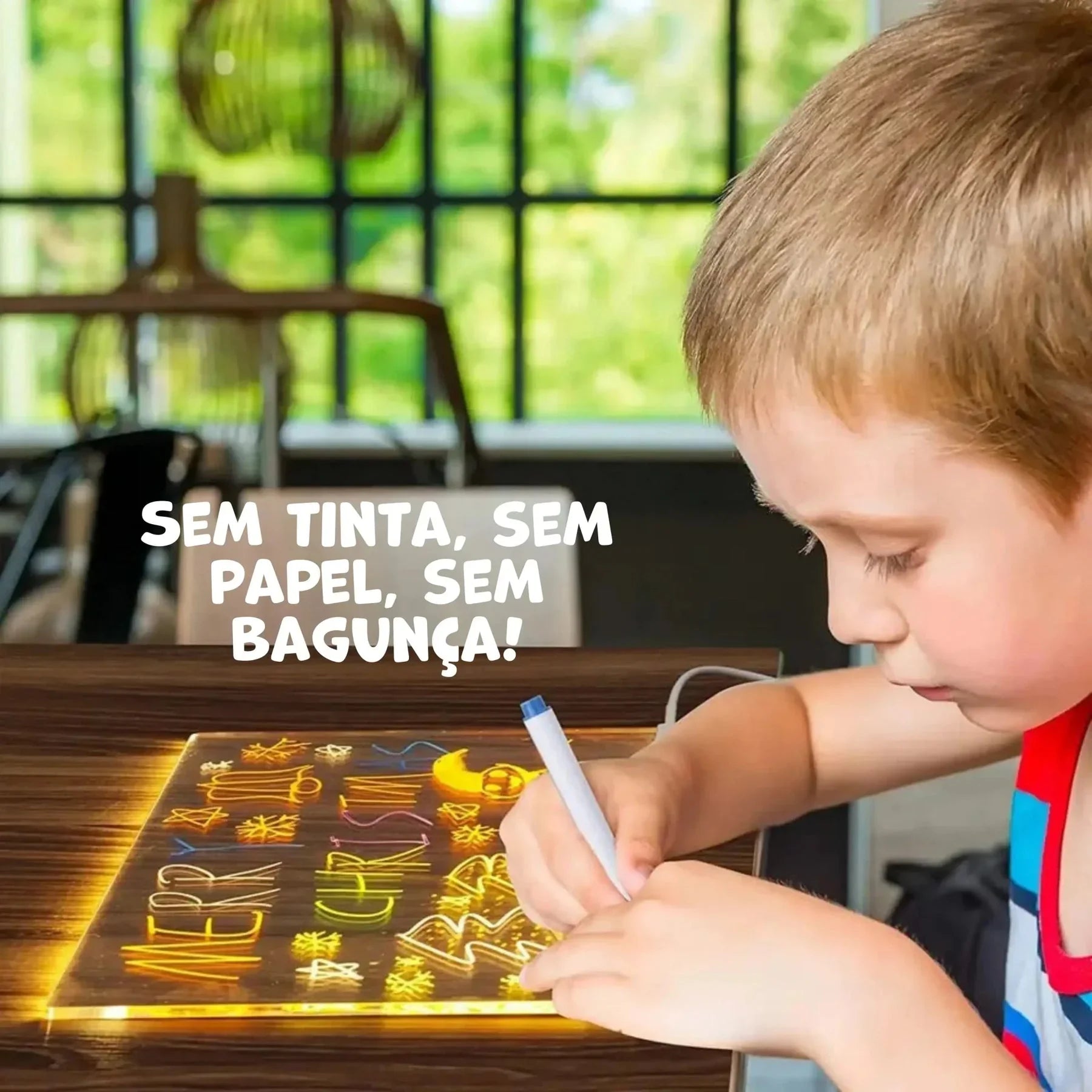 Criança desenhando em quadro mágico infantil com luz LED em mesa, brinquedo criativo educativo.