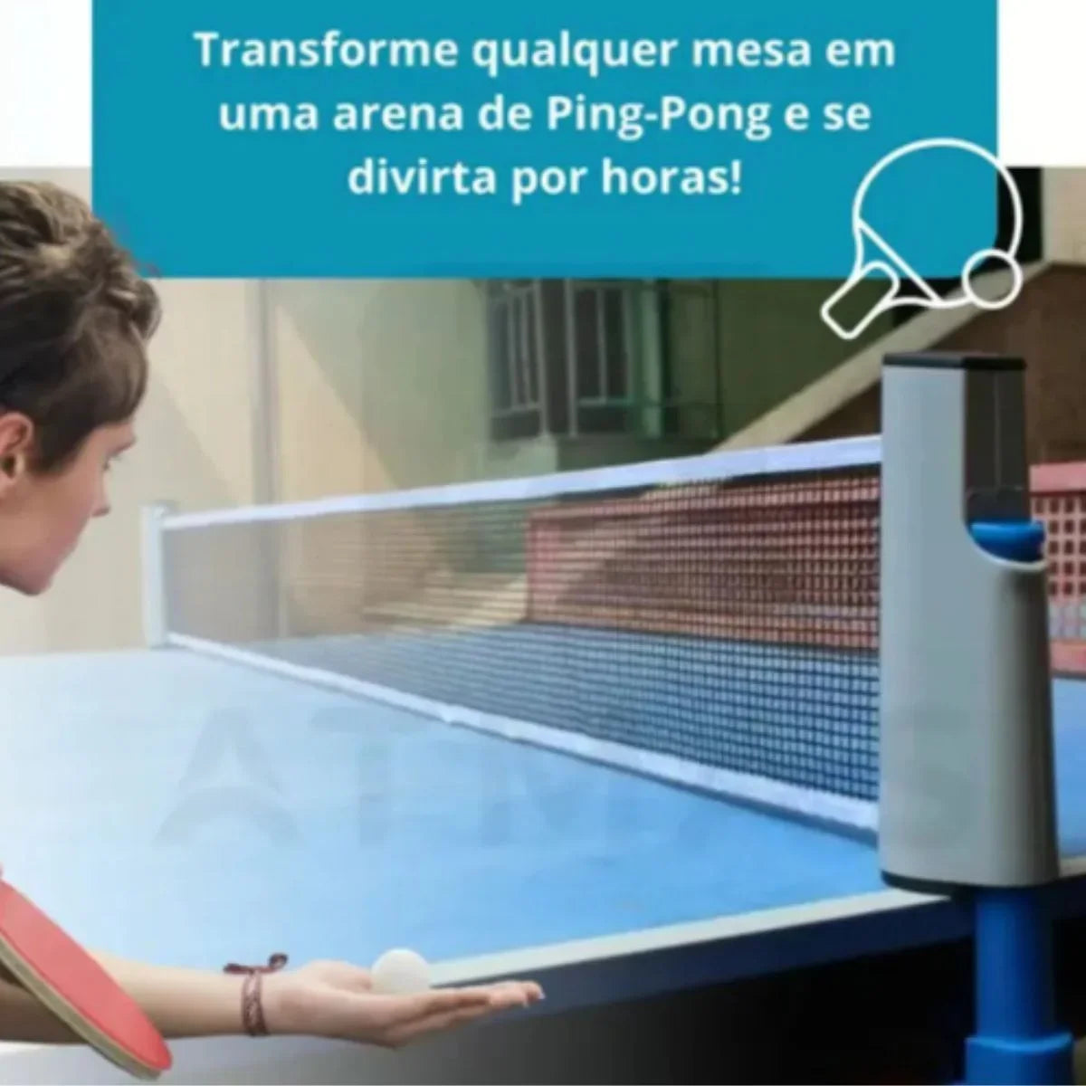Rede retrátil para tênis de mesa instalada em mesa, pessoa segurando raquete e bola de ping pong.
